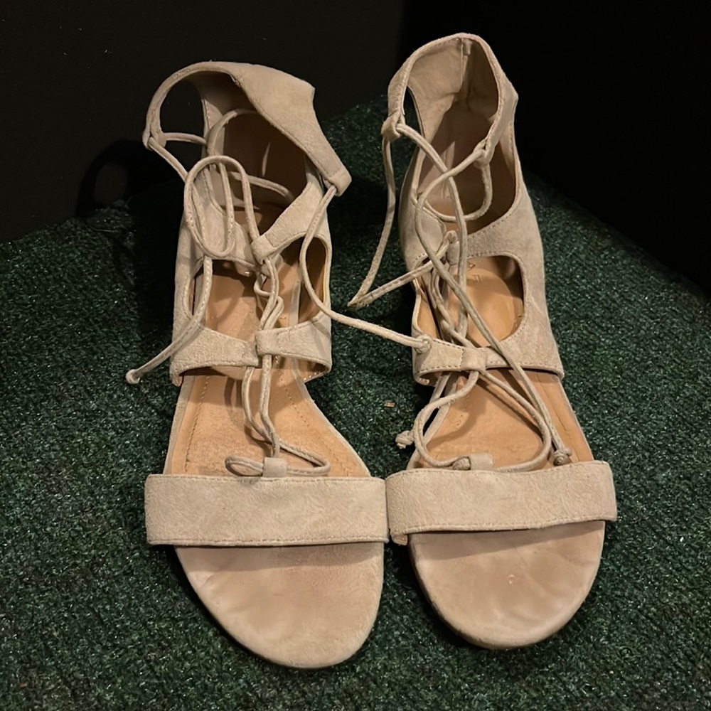 Tahari Camden Sandals, size 8, soft grey